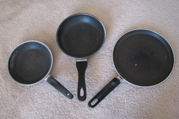 Ogłoszenie - Emaliowane garnki, pokrywki, patelnie, miski, durszlak, koszyk na frytki - retro PRL. Zdjęcie 8