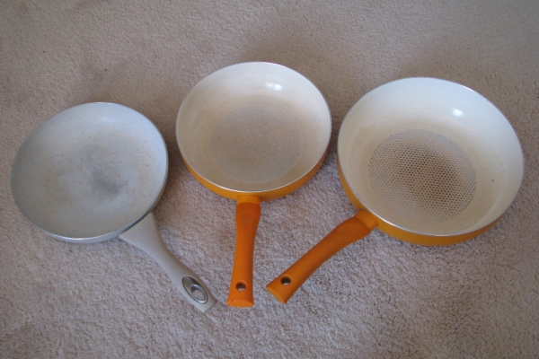 Ogłoszenie - Emaliowane garnki, pokrywki, patelnie, miski, durszlak, koszyk na frytki - retro PRL. Zdjęcie 7