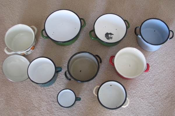 Ogłoszenie - Emaliowane garnki, pokrywki, patelnie, miski, durszlak, koszyk na frytki - retro PRL. Zdjęcie 4