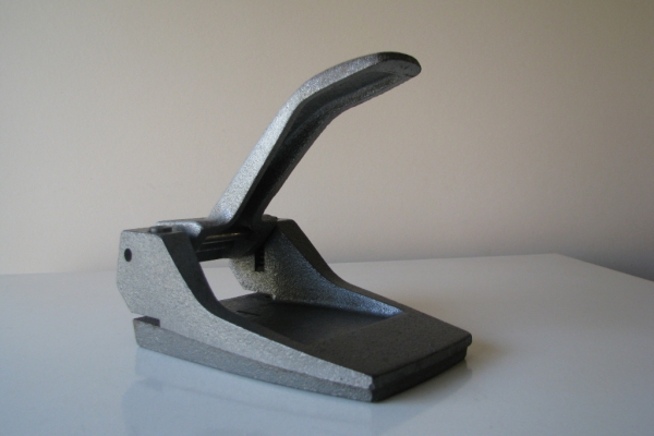 Ogłoszenie - Stary, solidny, duży żeliwny dziurkacz PRL. Zdjęcie 2