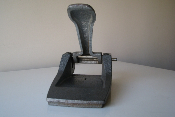 Ogłoszenie - Stary, solidny, duży żeliwny dziurkacz PRL. Zdjęcie 3