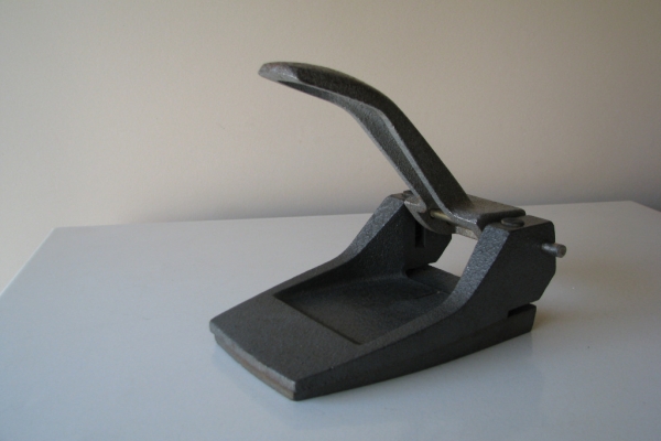 Ogłoszenie - Stary, solidny, duży żeliwny dziurkacz PRL. Zdjęcie 4