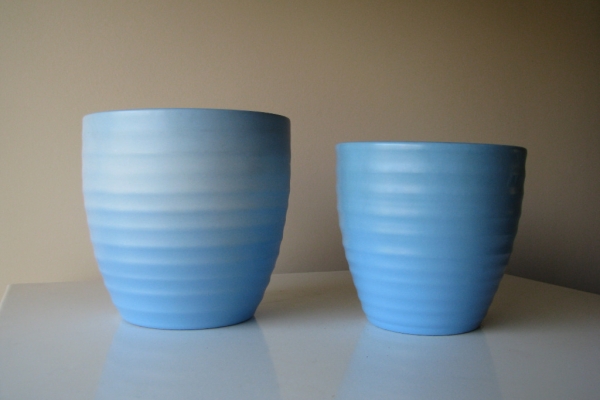 Ogłoszenie - Piękne karbowane ceramiczne niebieskie doniczki – osłonki. Zdjęcie 1