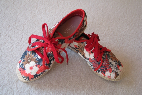 Ogłoszenie - Nowe sznurowane espadryle lniane, tenisówki Sofi rozm. 38, półtrampki z motywem kwiatowym. Zdjęcie 1