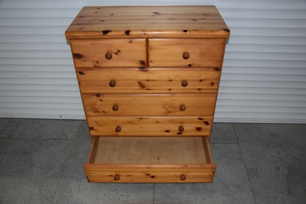 Ogłoszenie - komoda z szufladami z drewna sosnowego. Zdjęcie 4