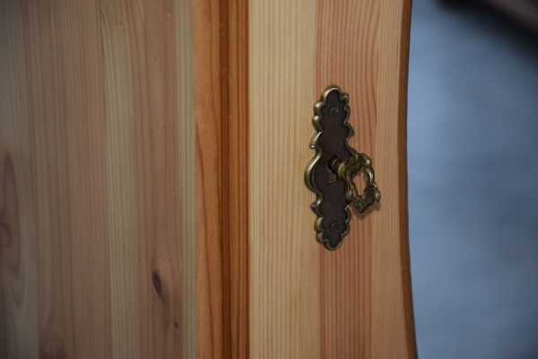 Ogłoszenie - szafa z drewna sosnowego z lustrem - jak nowa. Zdjęcie 5