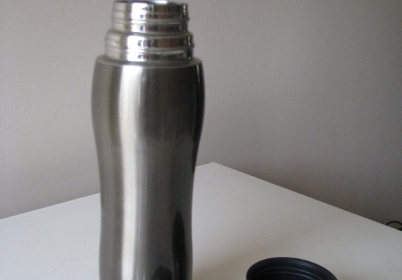 Ogłoszenie - Mały stalowy termos turystyczny z kubkiem 0,4 l. Zdjęcie 1