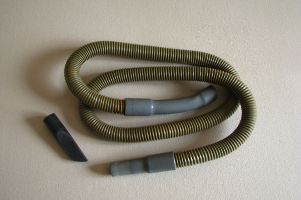 Ogłoszenie - Szczelinówka i wąż ssący, rura – akcesoria do odkurzacza z czasów PRL. Zdjęcie 1