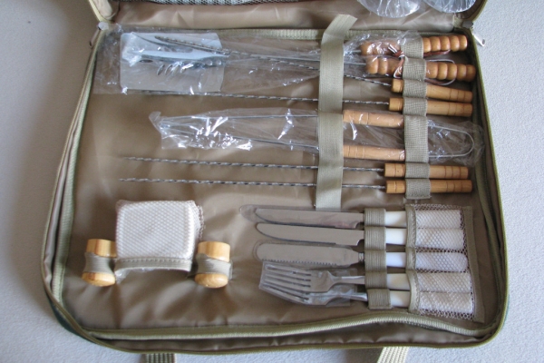 Ogłoszenie - Zestaw grillowo - piknikowy z wyposażeniem + grill przenośny. Zdjęcie 3