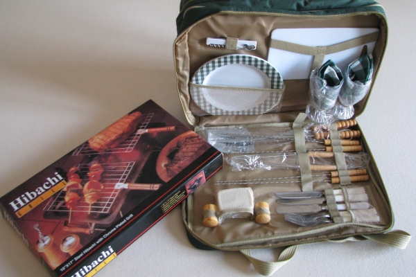 Ogłoszenie - Zestaw grillowo - piknikowy z wyposażeniem + grill przenośny. Zdjęcie 1