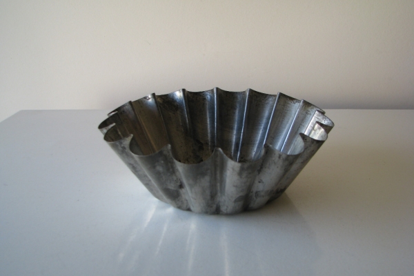 Ogłoszenie - Mała, zgrabna forma metalowa na babkę PRL. Zdjęcie 3