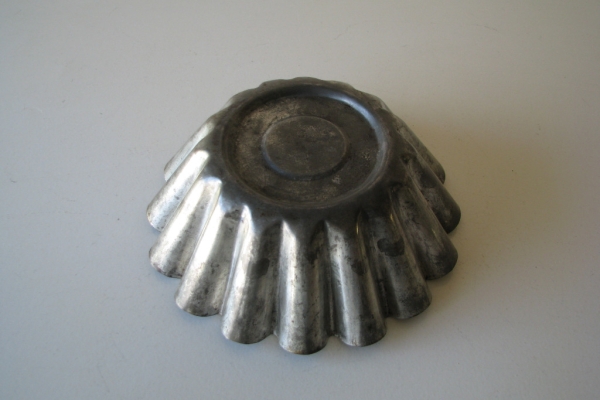 Ogłoszenie - Mała, zgrabna forma metalowa na babkę PRL. Zdjęcie 6