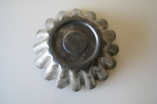 Ogłoszenie - Mała, zgrabna forma metalowa na babkę PRL. Zdjęcie 7