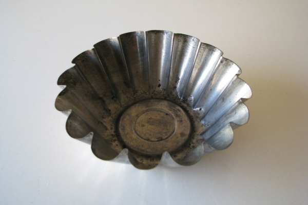 Ogłoszenie - Mała, zgrabna forma metalowa na babkę PRL. Zdjęcie 1