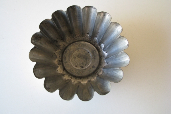 Ogłoszenie - Mała, zgrabna forma metalowa na babkę PRL. Zdjęcie 2