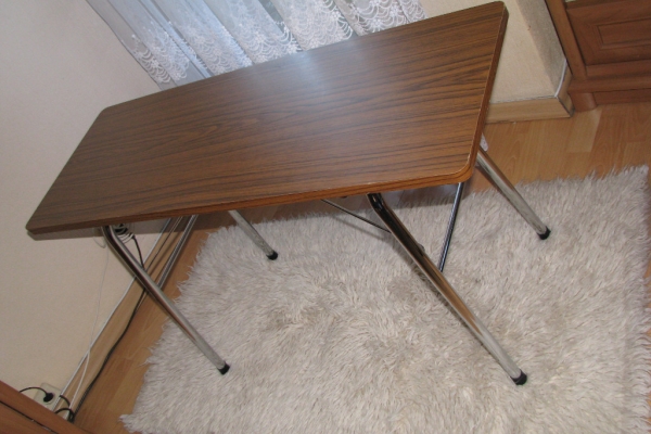 Ogłoszenie - Mały, zgrabny, składany stolik przenośny, biurko, ława. Zdjęcie 2