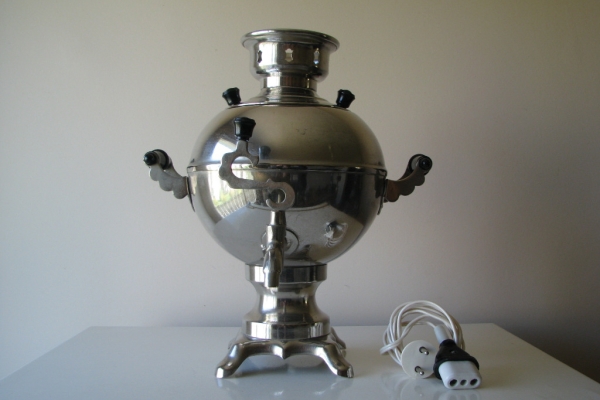 Ogłoszenie - Piękny, stary radziecki samowar o kulistym kształcie z kablem zasilającym. Zdjęcie 1