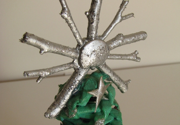 Ogłoszenie - Mała zielona choinka ze srebrnymi dodatkami 26 cm świąteczny stroik. Zdjęcie 6