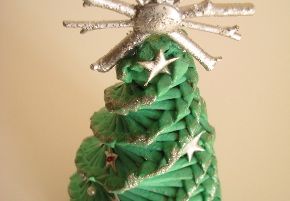 Ogłoszenie - Mała zielona choinka ze srebrnymi dodatkami 26 cm świąteczny stroik. Zdjęcie 4