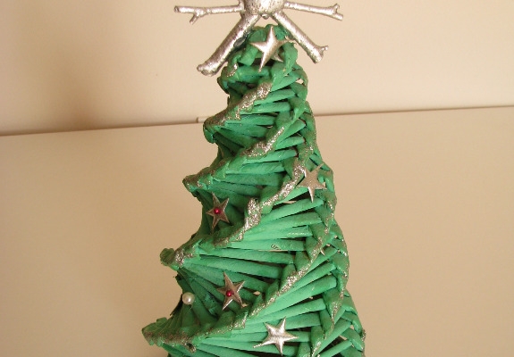 Ogłoszenie - Mała zielona choinka ze srebrnymi dodatkami 26 cm świąteczny stroik. Zdjęcie 1