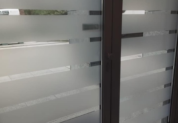 Ogłoszenie - Wyklejanie okien / oklejanie szyb witryn folia mleczna/ folia mrożona / naklejki reklamy na szyby Warszawa. Zdjęcie 9