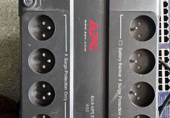 Ogłoszenie - Sprzedam zasilacz APC Back-UPS ES 400. Zdjęcie 1