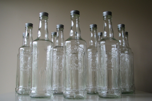 Ogłoszenie - Butelki Żubrówka 0,5 l z nakrętkami na nalewki, soki, ocet i inne domowe przetwory. Zdjęcie 1