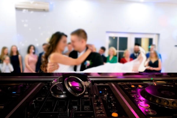 Ogłoszenie - DJ- Wodzirej na wesele. Promocyjne i przystępne ceny na wolne terminy.. Zdjęcie 1