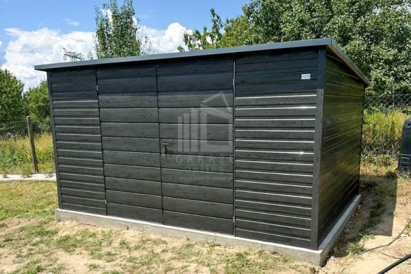 Ogłoszenie - Schowek - domek ogrodowy 4x3m - brama dwuskrzydłowa okno drewnopodobny dach spad w tył rynna ID1056. Zdjęcie 4