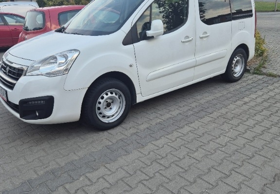 Ogłoszenie - Sprzedam samochód Peugeot Partner 1.6 HDi z 2018 roku. Zdjęcie 3