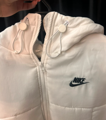 Ogłoszenie - Biały puchowy płaszcz Nike rozmiar M. Zdjęcie 1