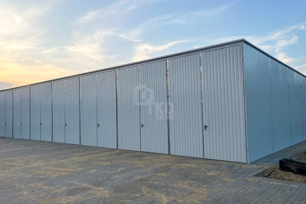 Ogłoszenie - Hala blaszana 24x8m - 8x brama dwuskrzydłowa - biały - dach spad w tył  TKD410. Zdjęcie 6
