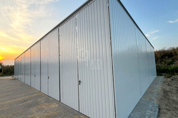 Ogłoszenie - Hala blaszana 24x8m - 8x brama dwuskrzydłowa - biały - dach spad w tył  TKD410. Zdjęcie 4