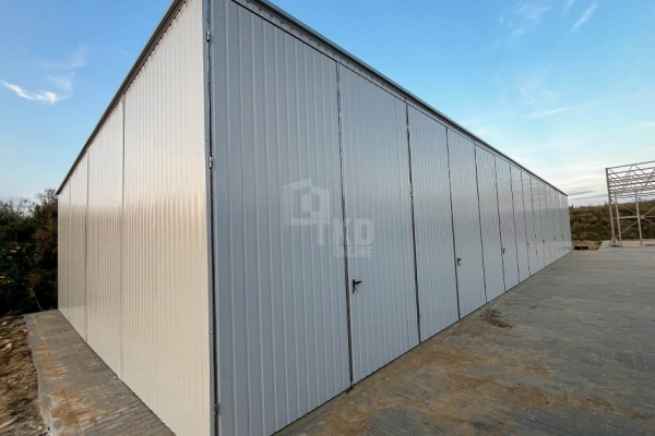 Ogłoszenie - Hala blaszana 24x8m - 8x brama dwuskrzydłowa - biały - dach spad w tył  TKD410. Zdjęcie 2