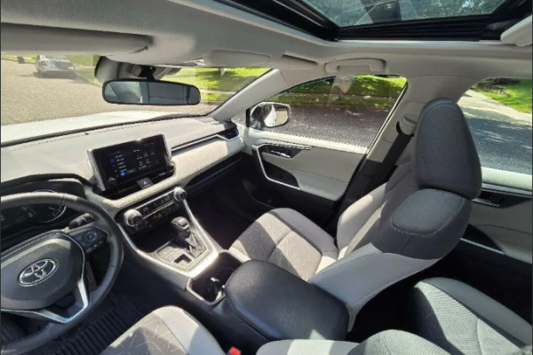 Ogłoszenie - Toyota RAV4 XLE 2025 Low Kilometer. Zdjęcie 3