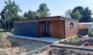 Ogłoszenie - Garaż blaszany 9x5m + wnęka 3x1m - 2x brama uchylna - drzwi - 2x okno - drewnopodobny - dach dwuspadowy SO145. Miniaturka 4