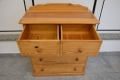 Ogłoszenie - komoda z drewna sosnowego - jak nowa. Miniaturka 3