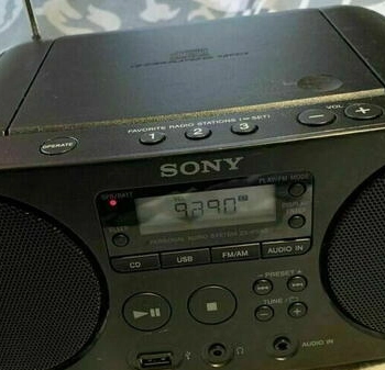 Ogłoszenie - Radioodtwarzacz SONY z radiem FM, CD, USB, AUX, gratis płyty - 280,00 zł