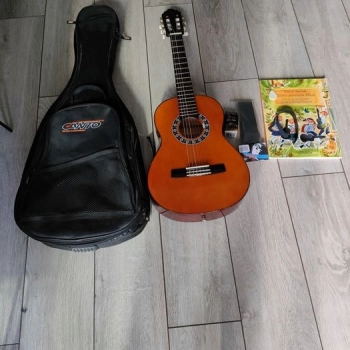 Ogłoszenie - Gitara 1/2 + pokrowiec + książeczka + akcesoria - 210,00 zł