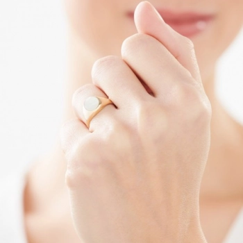 Ogłoszenie - Złoty pierścionek z masą perłową - sygnet - 1 019,00 zł