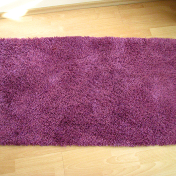 Ogłoszenie - Czysty, puszysty dywan shaggy, fioletowy 70 x 130 cm - 75,00 zł