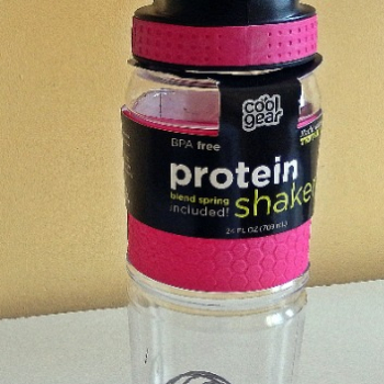Ogłoszenie - Shaker proteinowy Cool Gear, 24 uncje, różowy, ze sprężyną. Wykonany z Tritanu® - 30,00 zł