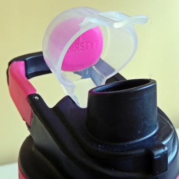 Ogłoszenie - Shaker proteinowy Cool Gear, 24 uncje, różowy, ze sprężyną. Wykonany z Tritanu® - 30,00 zł