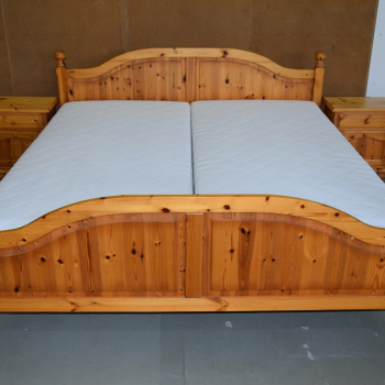 Ogłoszenie - łóżko sosnowe z materacami i szafkami - komplet jak nowy - Olsztyn - 2 750,00 zł