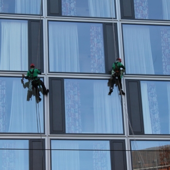 Ogłoszenie - Usługi alpinistyczne, montaż siatki na dachu budynku, tel. 504-746-203,  Wrocław, mycie okien, czyszczenie elewacji. - Wrocław