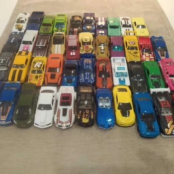 Ogłoszenie - 43 nowe modele Hot Wheels bez opakowań. Dużo rzadkich modeli.
