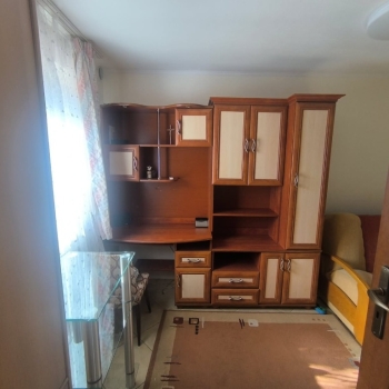Ogłoszenie - Kawalerka ekologiczna , 5 pomieszczeń, spokój, dobry dojazd, dużo zieleni.