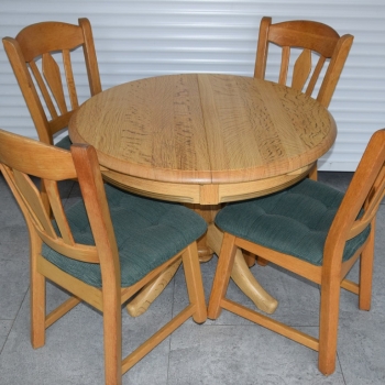 Ogłoszenie - stół rozkładany i 4 krzesła - cały komplet z drewna dębowego