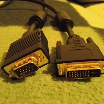 Ogłoszenie - kabel pozłacany Łączy komputer z monitorem