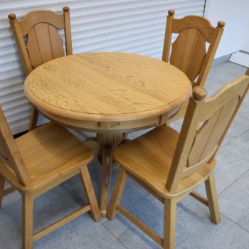 Ogłoszenie - stół rozkładany i 4 krzesła - cały komplet z drewna dębowego - jak nowy